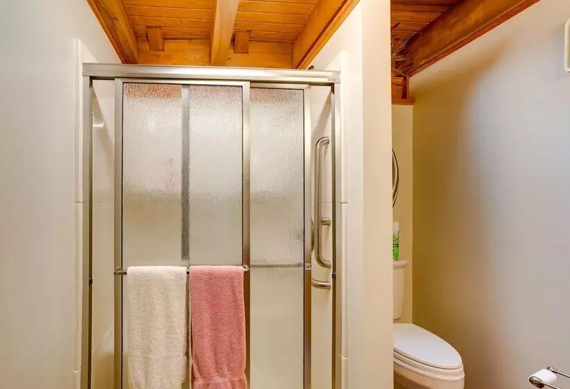 Peaceful Luray Cabin W/ Hot Tub, Deck & Fire Pit!