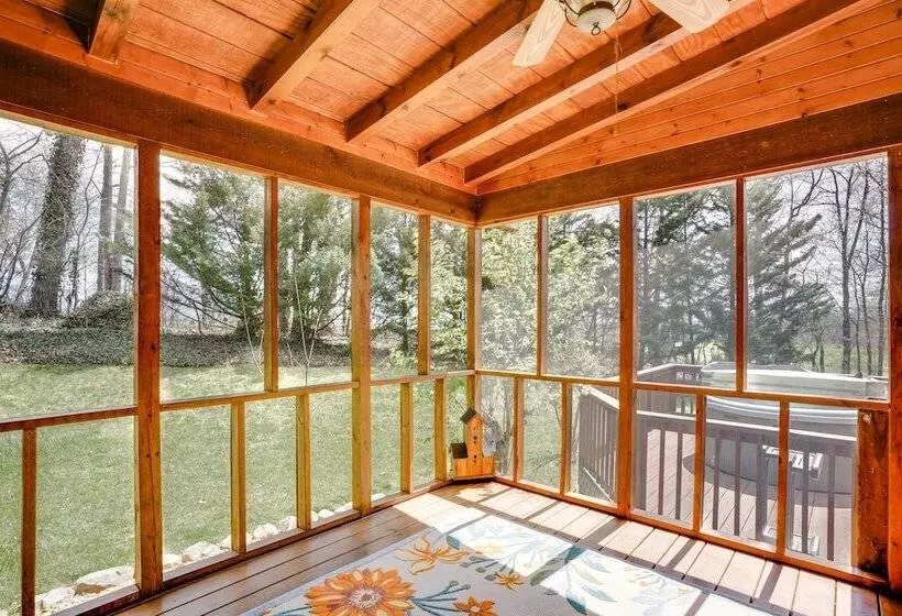 Peaceful Luray Cabin W/ Hot Tub, Deck & Fire Pit!