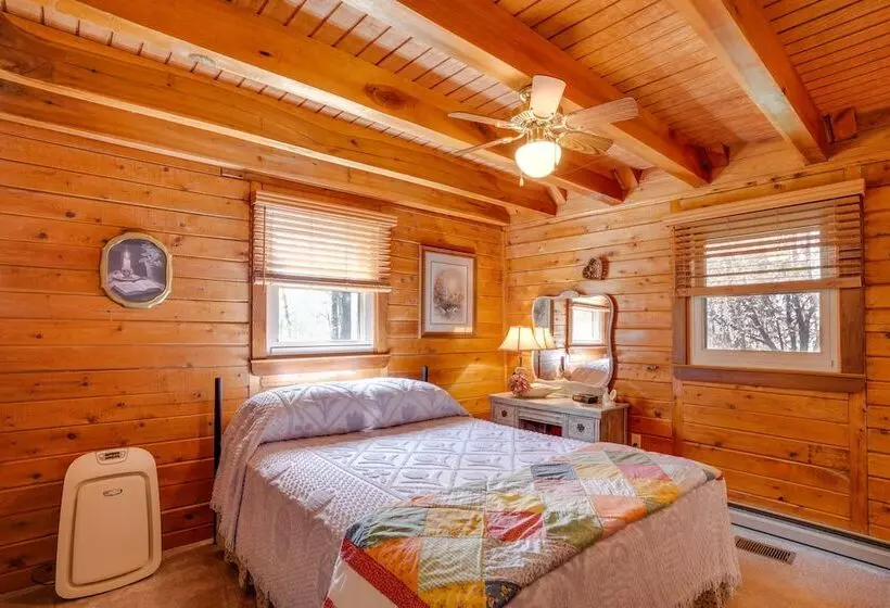 Peaceful Luray Cabin W/ Hot Tub, Deck & Fire Pit!