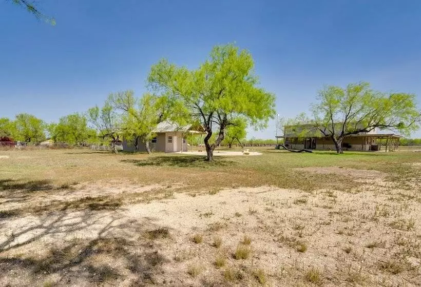Pet Friendly Cabin On 3 Acres: 7 Mi To Uvalde!