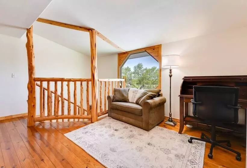 Pet Friendly Cabin On 3 Acres: 7 Mi To Uvalde!