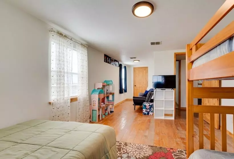 Pet Friendly Cabin On 3 Acres: 7 Mi To Uvalde!