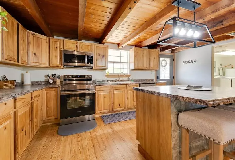 Pet Friendly Cabin On 3 Acres: 7 Mi To Uvalde!