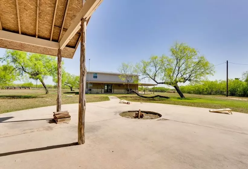 Pet Friendly Cabin On 3 Acres: 7 Mi To Uvalde!