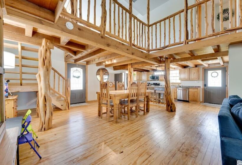 Pet Friendly Cabin On 3 Acres: 7 Mi To Uvalde!