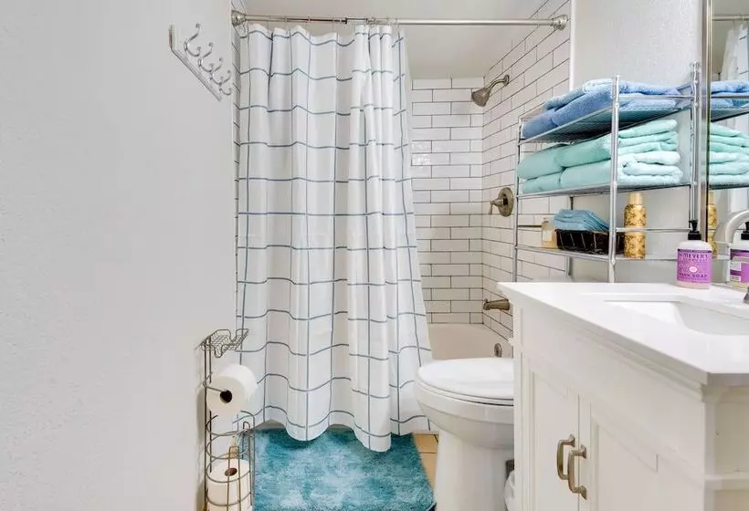 Pet Friendly Cabin On 3 Acres: 7 Mi To Uvalde!