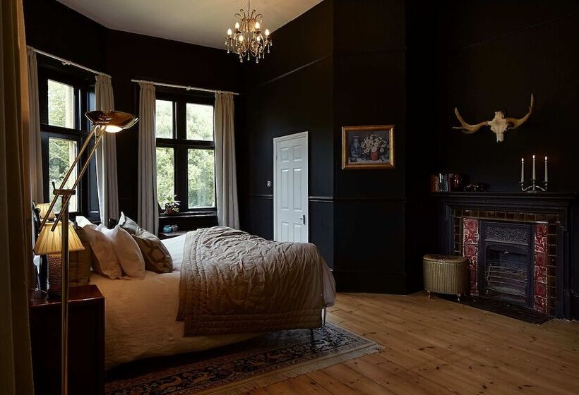 דירת נופש Captivating 6 Bed Manor House In Totland Bay