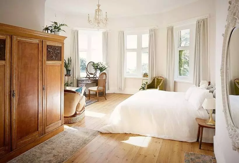 Residenssi Captivating 6 Bed Manor House In Totland Bay