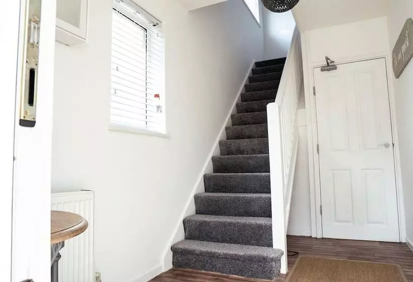 Residenssi Inviting 4 Bed House In Kettering