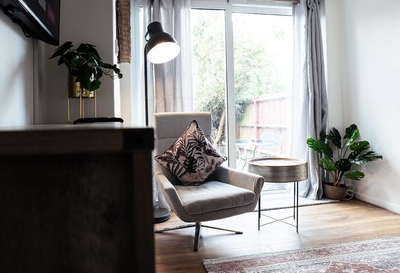 Residència Inviting 4 Bed House In Kettering