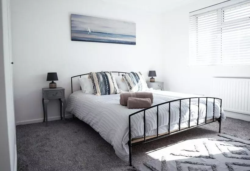 Residenssi Inviting 4 Bed House In Kettering