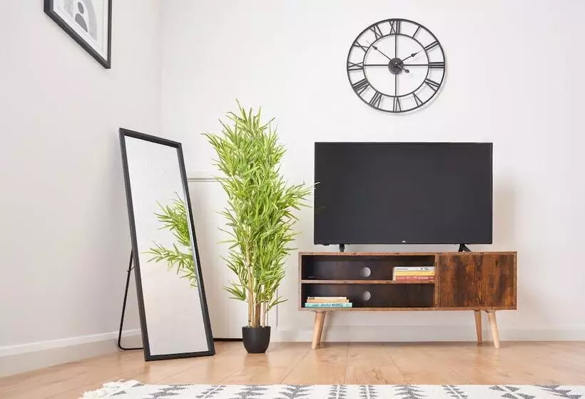 اقامتگاه Stunning 3 Bed House In Central Milton Keynes