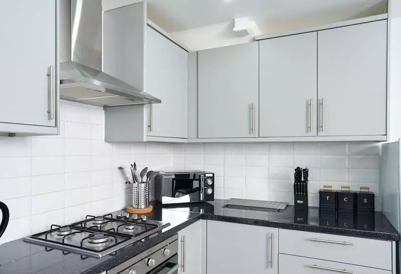 اقامتگاه Stunning 3 Bed House In Central Milton Keynes