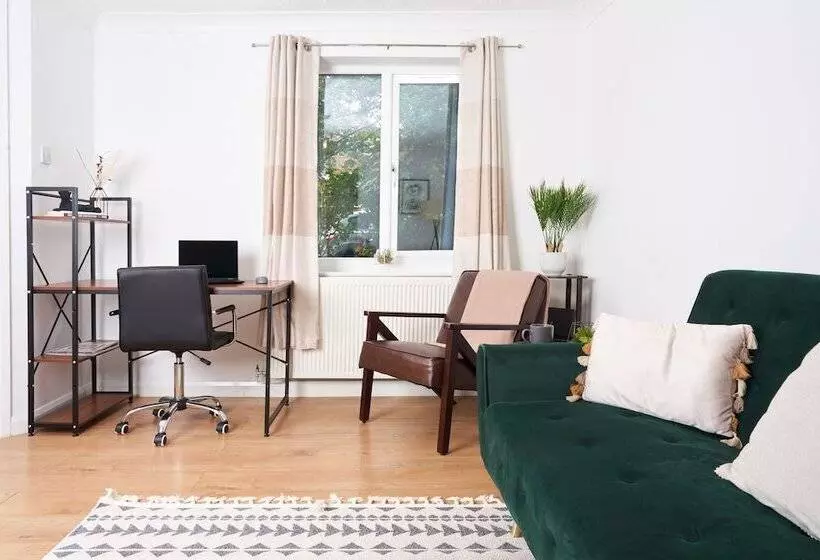 اقامتگاه Stunning 3 Bed House In Central Milton Keynes