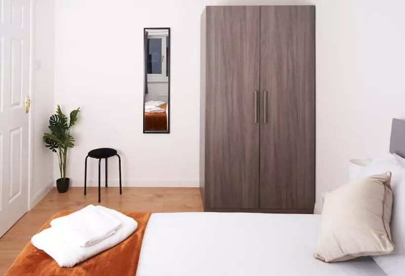 اقامتگاه Stunning 3 Bed House In Central Milton Keynes