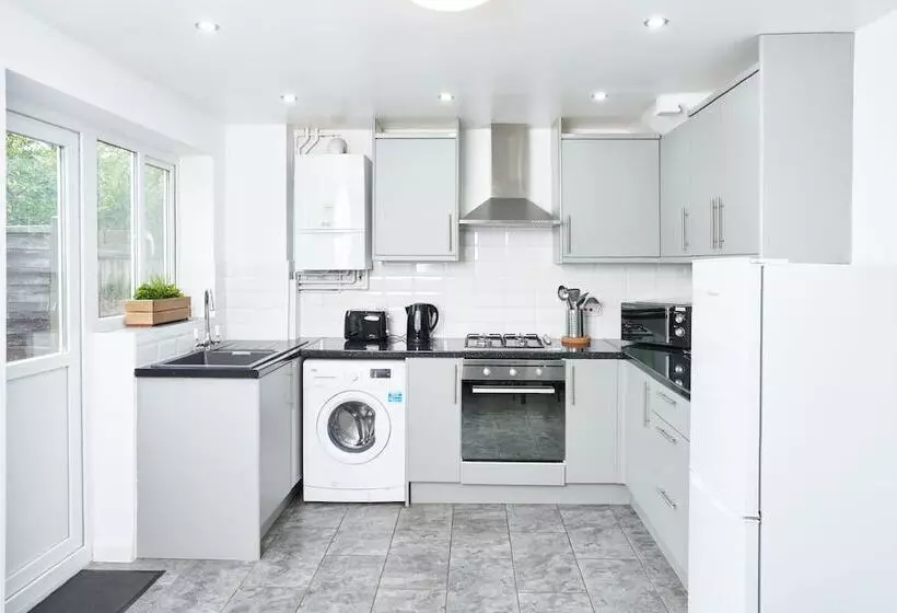 اقامتگاه Stunning 3 Bed House In Central Milton Keynes
