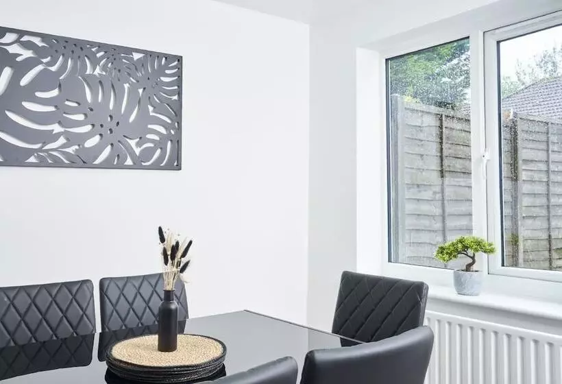 اقامتگاه Stunning 3 Bed House In Central Milton Keynes