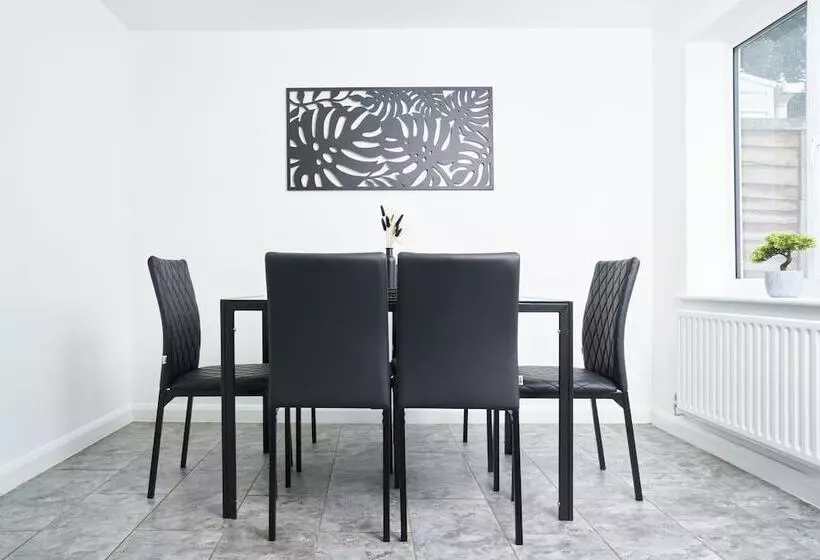 اقامتگاه Stunning 3 Bed House In Central Milton Keynes