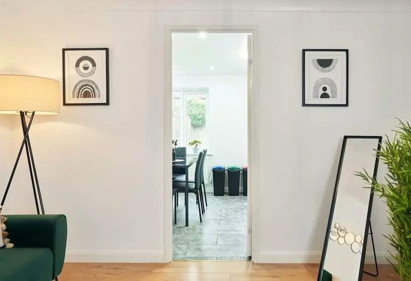 اقامتگاه Stunning 3 Bed House In Central Milton Keynes