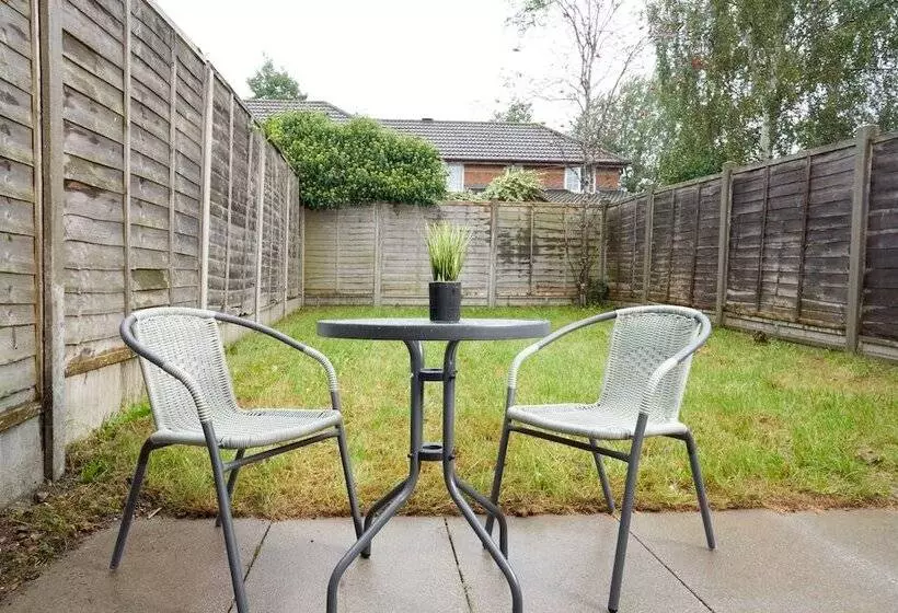 اقامتگاه Stunning 3 Bed House In Central Milton Keynes