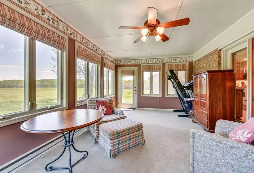 Spacious Mount Pleasant Home W/ Grill & Yard!