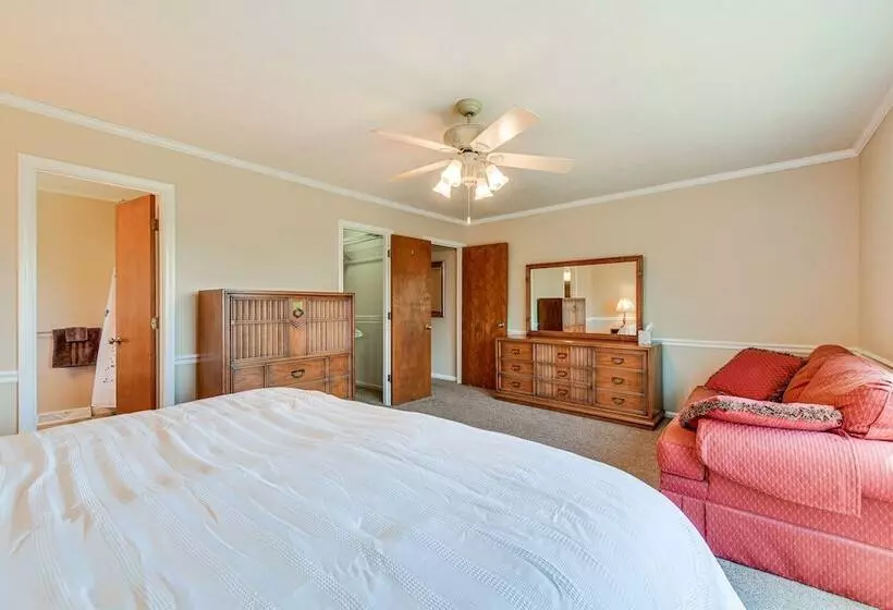 Spacious Mount Pleasant Home W/ Grill & Yard!