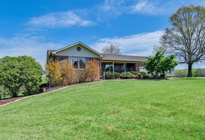 Spacious Mount Pleasant Home W/ Grill & Yard!