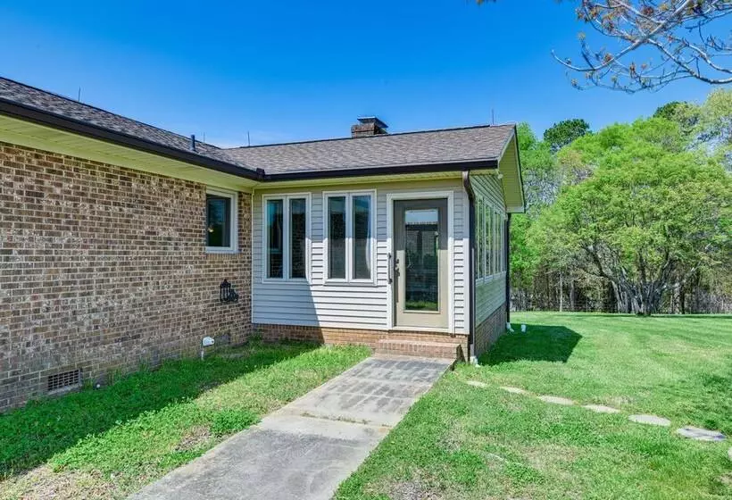 Spacious Mount Pleasant Home W/ Grill & Yard!