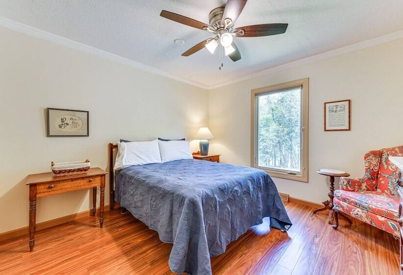 Spacious Mount Pleasant Home W/ Grill & Yard!