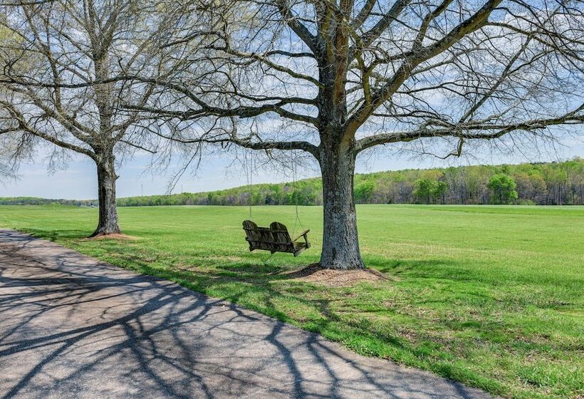 Spacious Mount Pleasant Home W/ Grill & Yard!