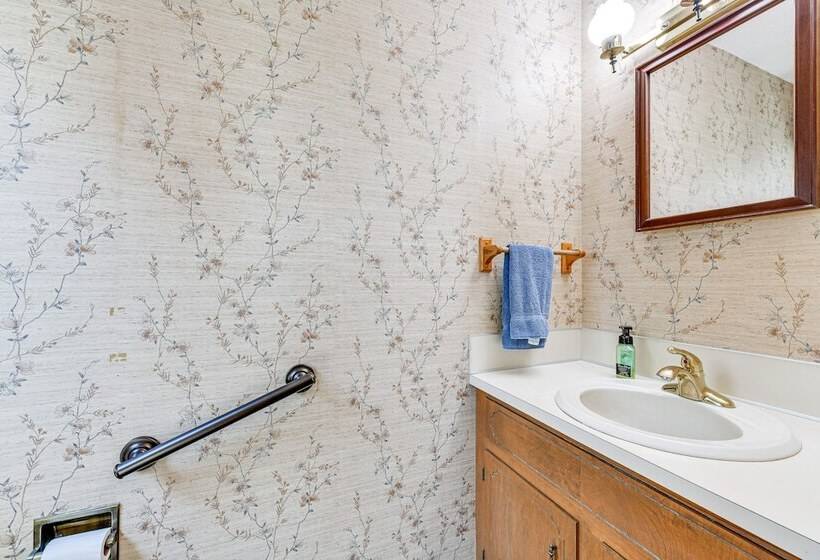 Spacious Mount Pleasant Home W/ Grill & Yard!