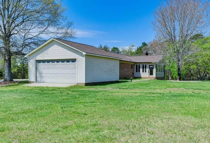 Spacious Mount Pleasant Home W/ Grill & Yard!