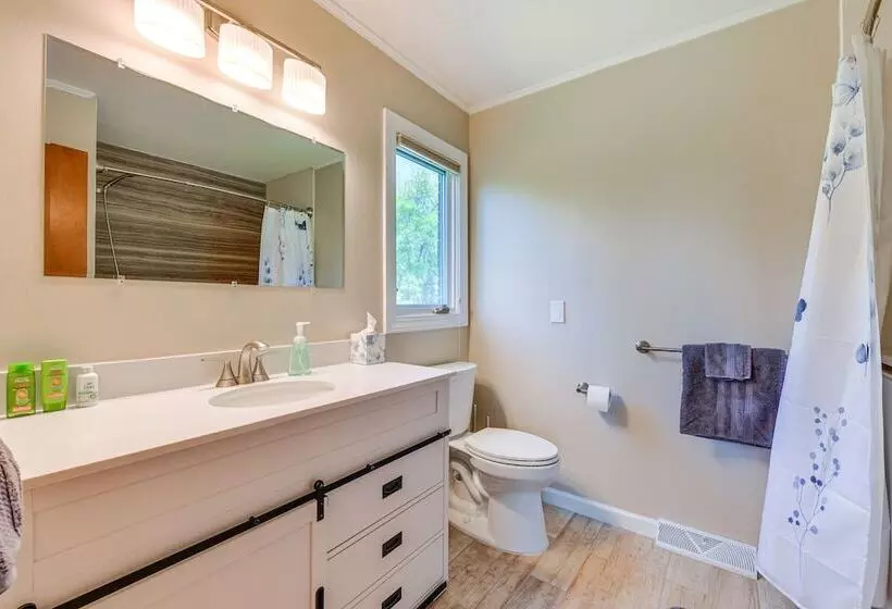 Spacious Mount Pleasant Home W/ Grill & Yard!