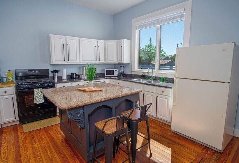 Stunning 3br/2ba Haven In Downtown S Heart