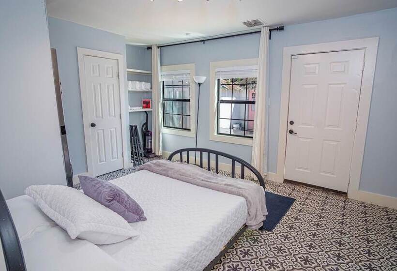 Stunning 3br/2ba Haven In Downtown S Heart