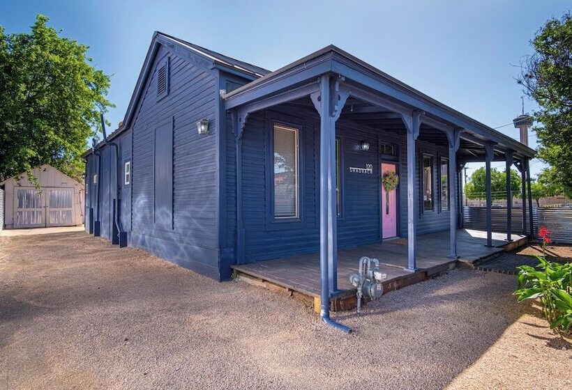 Stunning 3br/2ba Haven In Downtown S Heart