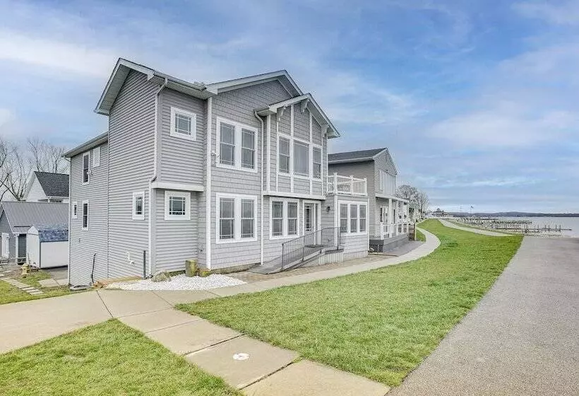 Waterfront Buckeye Lake House: Deck + Views!