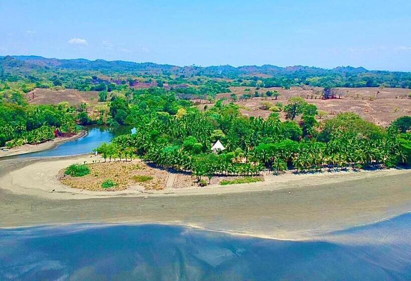 בית מלון כפרי Oasis & Surf Camp