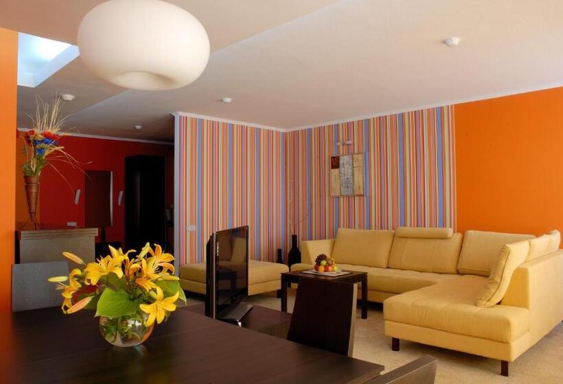 7 Days Hotel Kamyanets Podilskyi