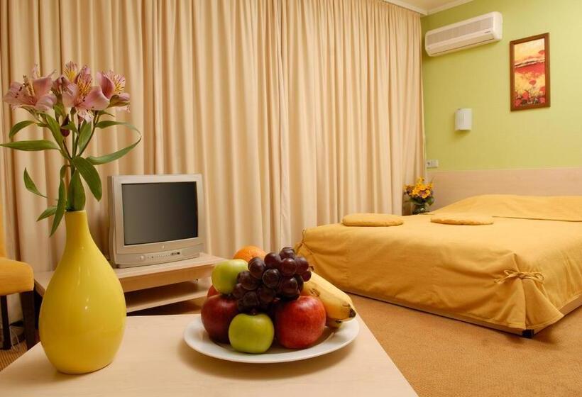 7 Days Hotel Kamyanets Podilskyi