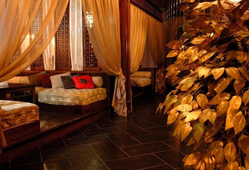 7 Days Hotel Kamyanets Podilskyi