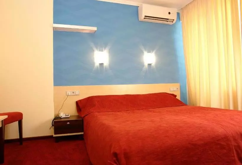 7 Days Hotel Kamyanets Podilskyi