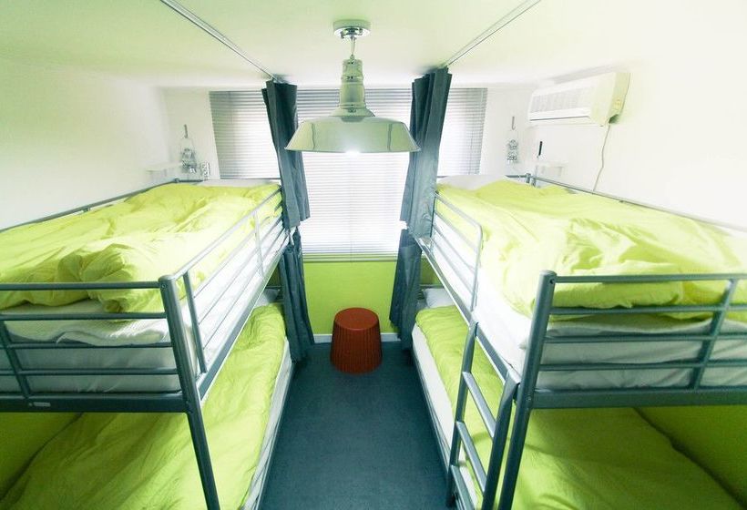 Travelholic Guesthouse  Hostel