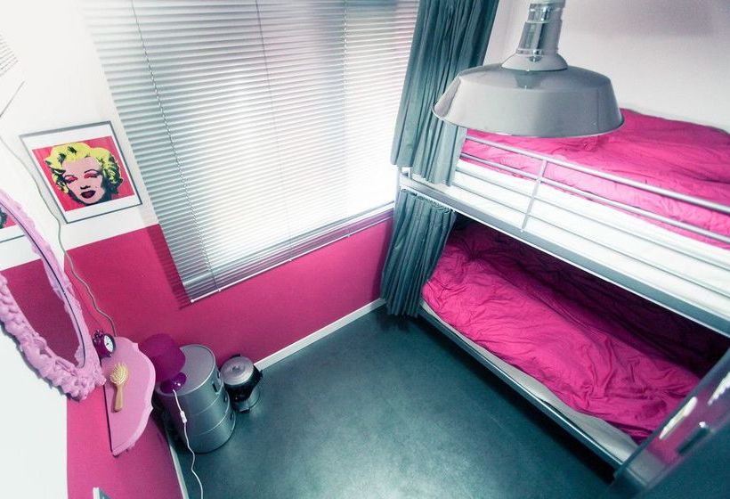 Travelholic Guesthouse  Hostel