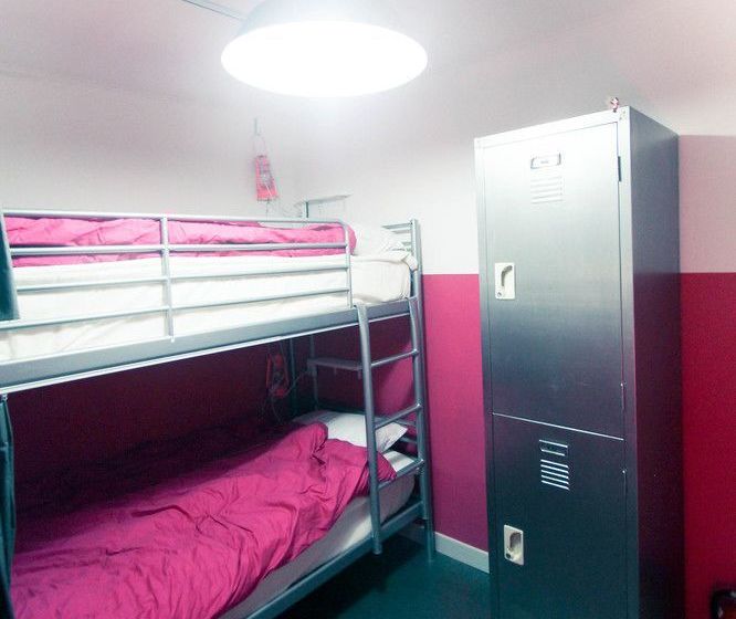 Travelholic Guesthouse  Hostel