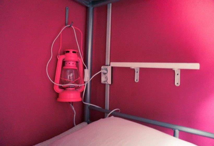 Travelholic Guesthouse  Hostel