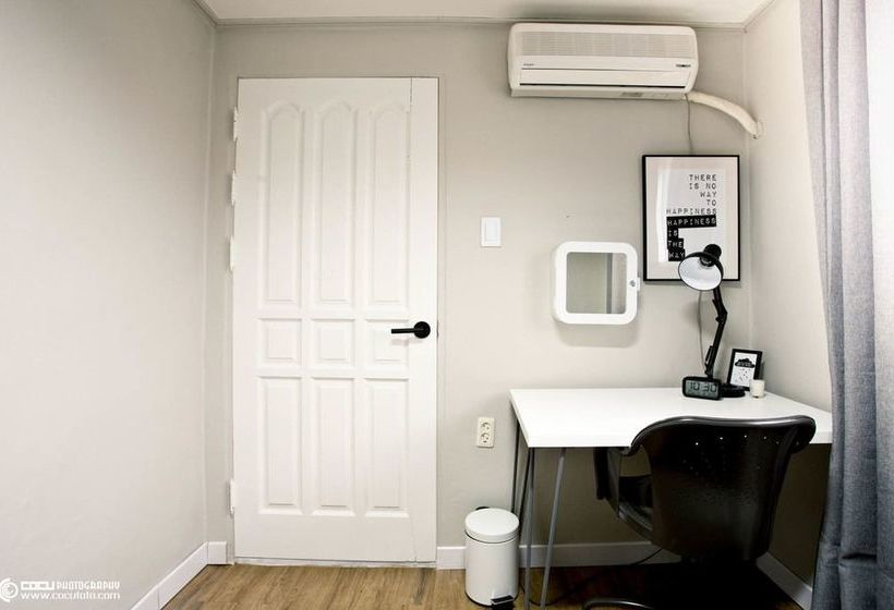 Travelholic Guesthouse  Hostel