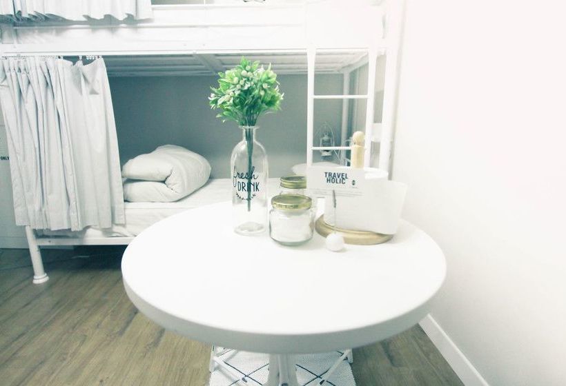 Travelholic Guesthouse  Hostel