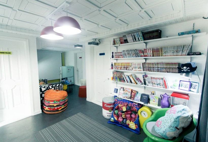 Travelholic Guesthouse  Hostel