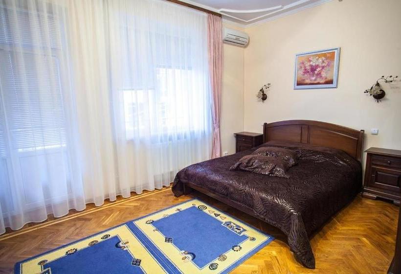 Hotel Complex Uhnovych